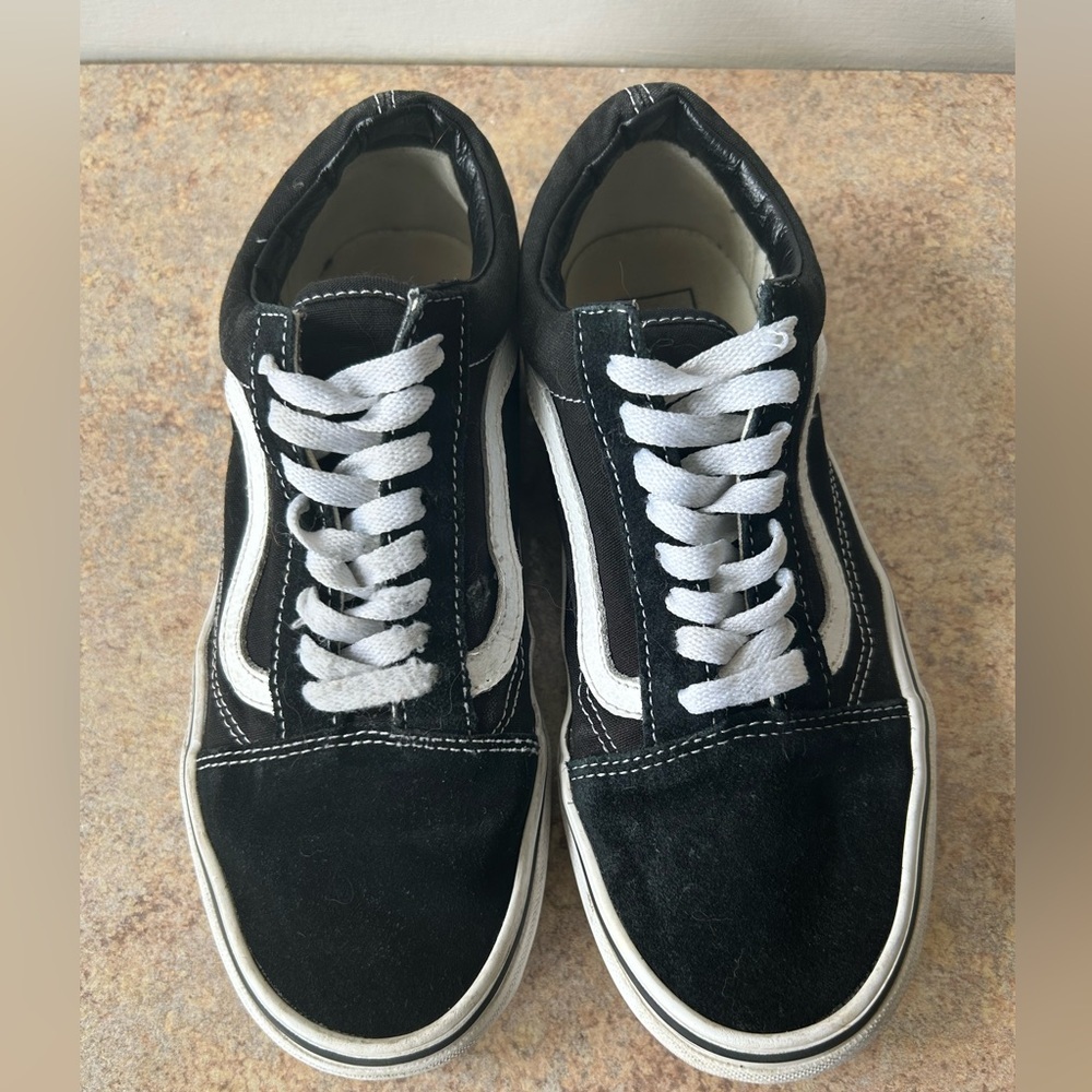 Vans classic black and white skater shoes in men’s 7/women’s 8.5 - Picture 4 of 8